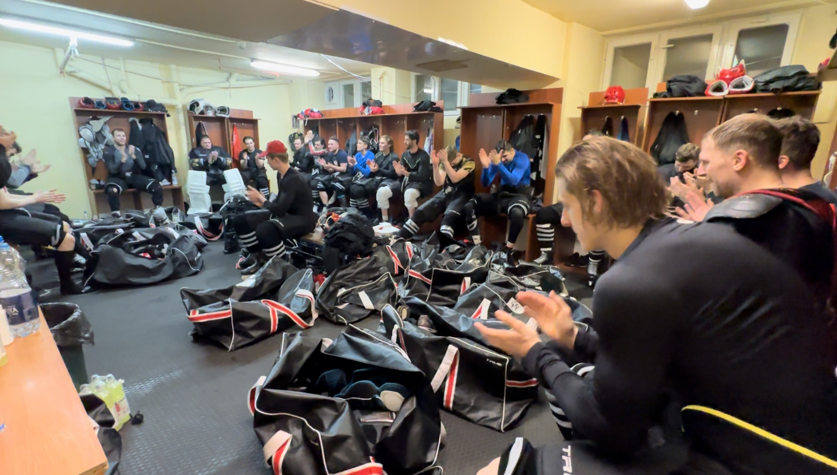 Radość w szatni po awansie do półfinału play-off [VIDEO]