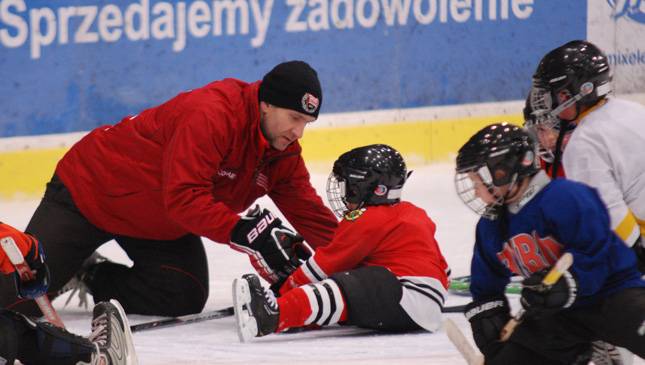 Trening najmłodszych hokeistów 