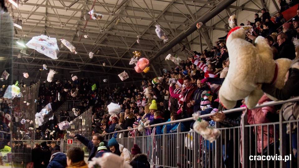 We made it rain teddy bears on the ice today!