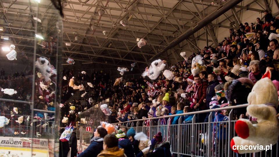 Teddy Bear Toss: Comarch Cracovia - GKS Tychy