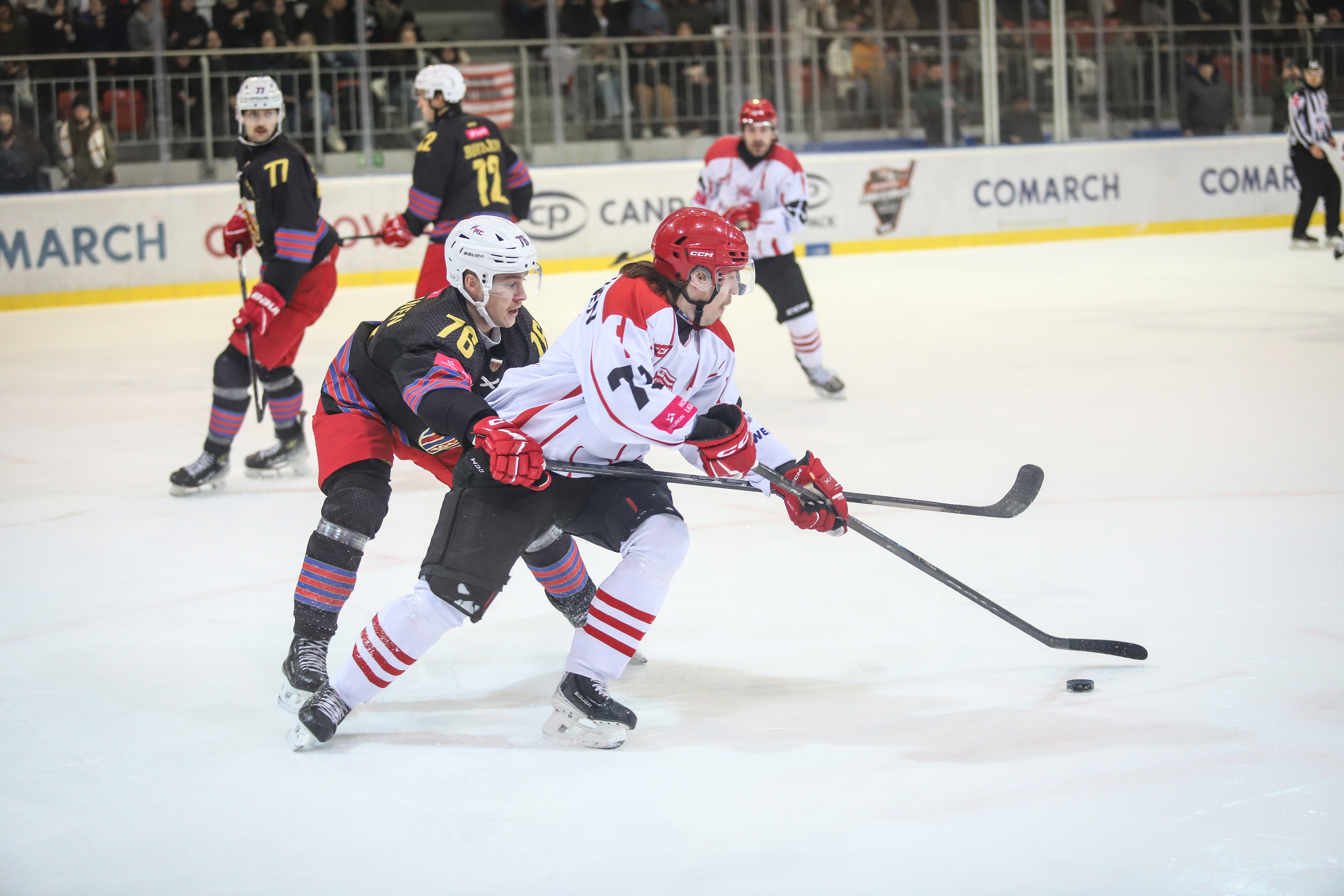 Polonia lepsza po wyrównanym meczu