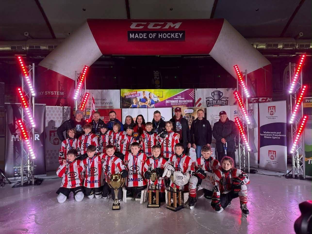 Srebro grupy minihokeja w Czerkawski Cup