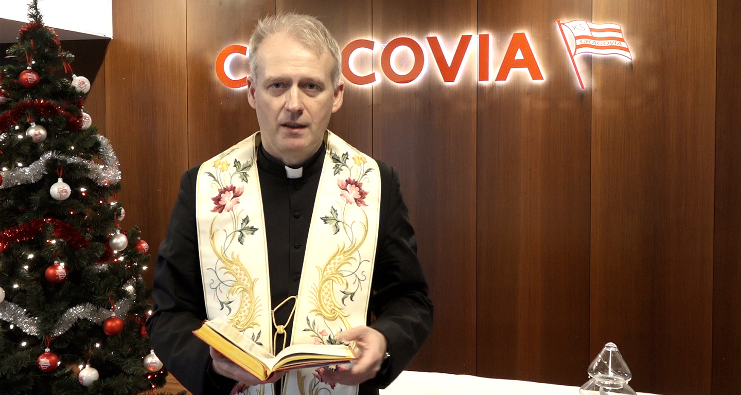 Tradycyjne błogosławieństwo opłatków #NaStadionie Cracovii (VIDEO]