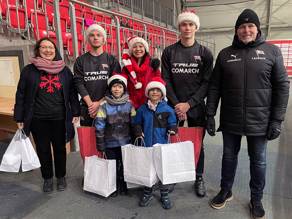 Hokeiści Pasów na Mikołajkach Akademii Hokejowej Cracovia CANPACK