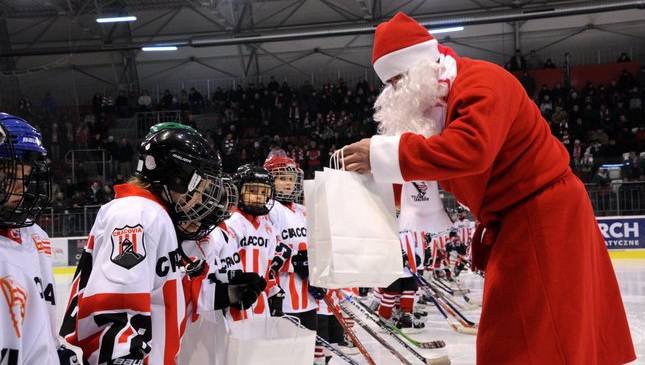 Pasiaste Mikołajki na lodowisku Cracovii (foto)