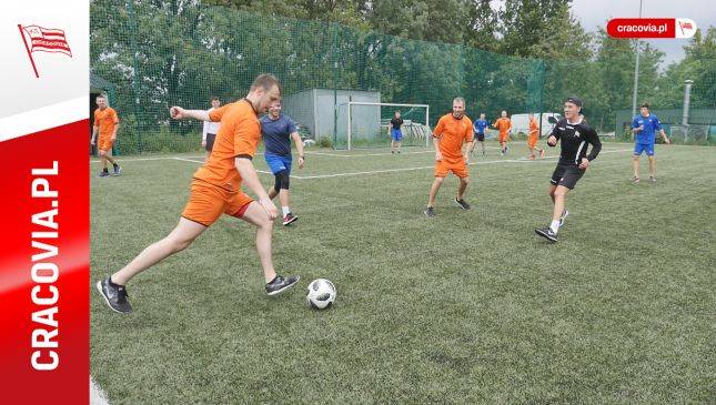 Piłka na rozluźnienie. Hokeiści w trakcie letnich przygotowań 