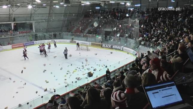 "Teddy Bear Toss" na Cracovii 