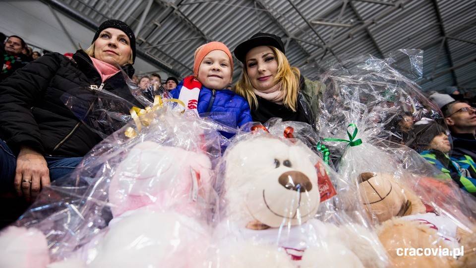 Duże emocje #NaLodowisku, pluszaki wylądowały na tafli!