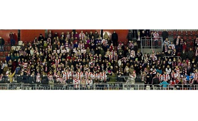 Zobacz zdjęcie Mistrzów z fankami Cracovii