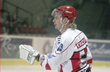 Černy kolejnym, który przedłużył