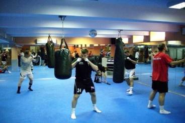 Hokeiści trenują Kick-Boxing